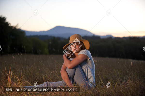坐在田野里的少女