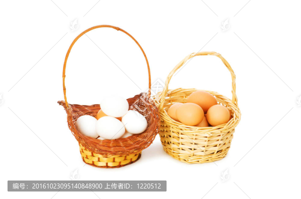 籃子里裝滿了白色的雞蛋
