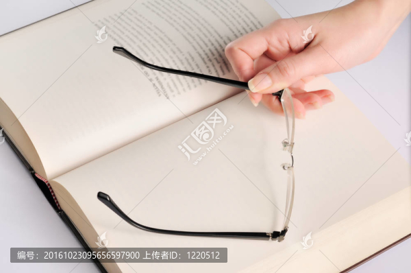 女人手上戴眼鏡
