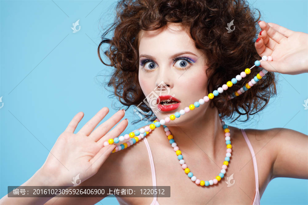 卷曲的黑發(fā)女孩
