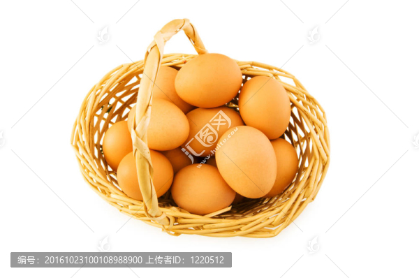 籃子里裝滿了白色的雞蛋