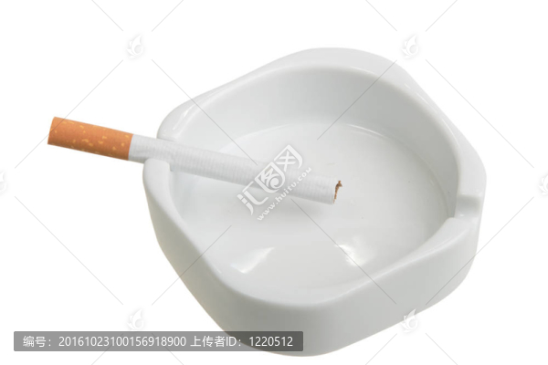白色的煙灰缸和香煙