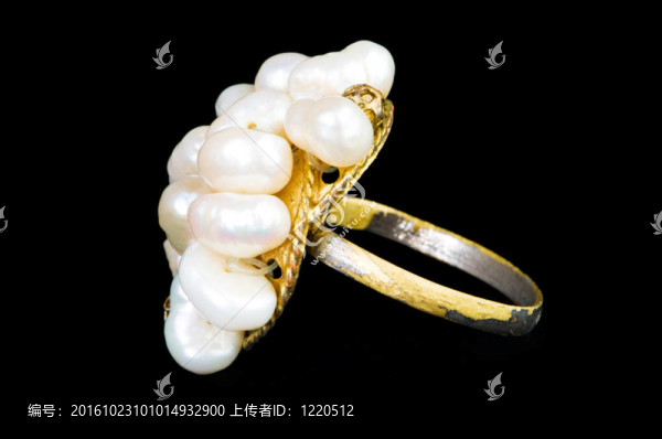 黑色背景上的珠寶戒指