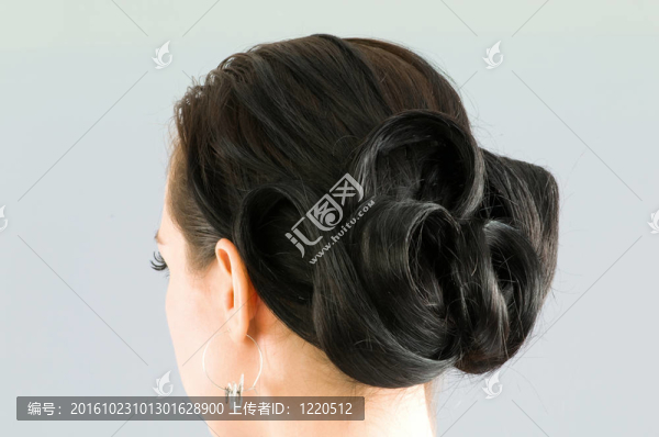 女子剪短頭發(fā)