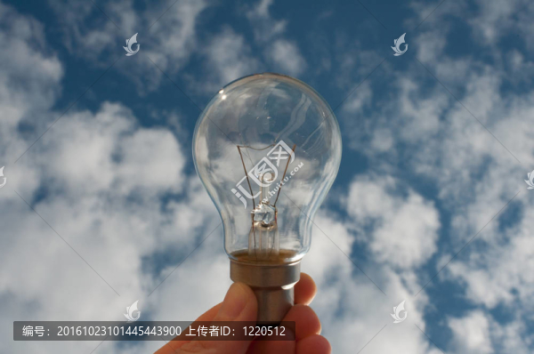 燈泡在天空