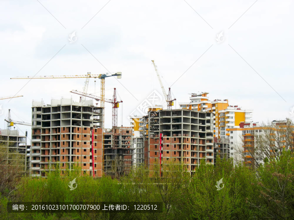 建筑工地與起重機和建筑的概念