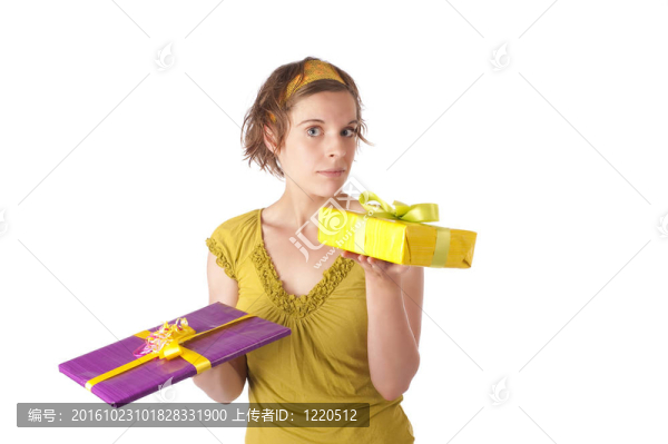 帶禮品盒的年輕女子；復(fù)制空間；白色背景