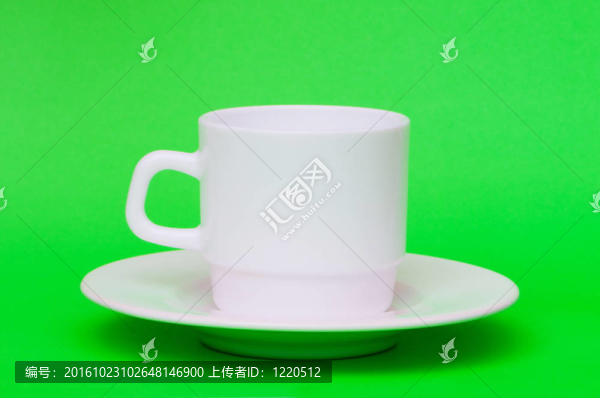 彩色背景上的白色杯子