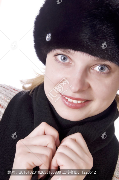 漂亮漂亮的女人戴著毛皮帽子
