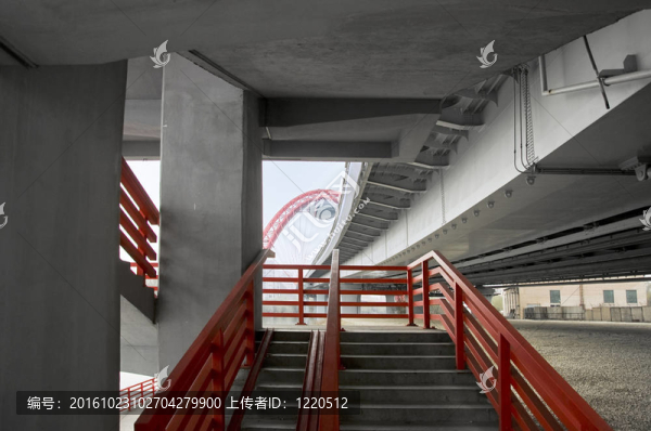 看來在樓梯混凝土公路橋柱