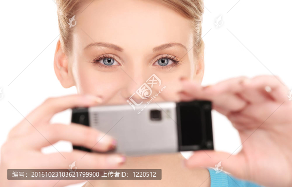 快樂女人用手機拍照