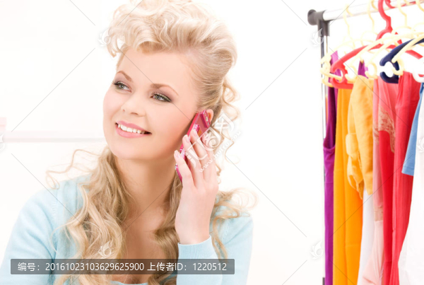 可愛的女人帶手機