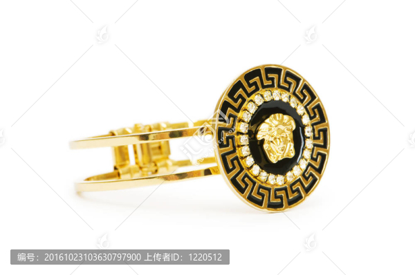 白色背景上的金戒指