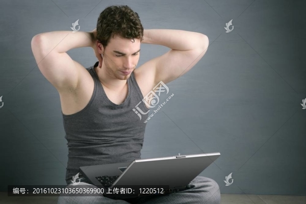 英俊的學(xué)生年輕人坐在工作筆記本電腦