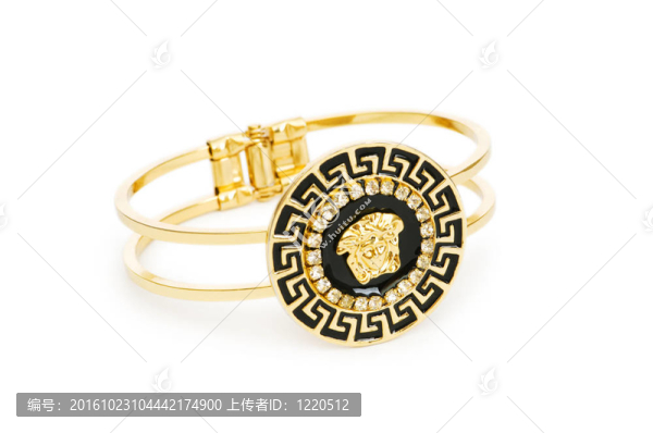 白色背景上的金戒指