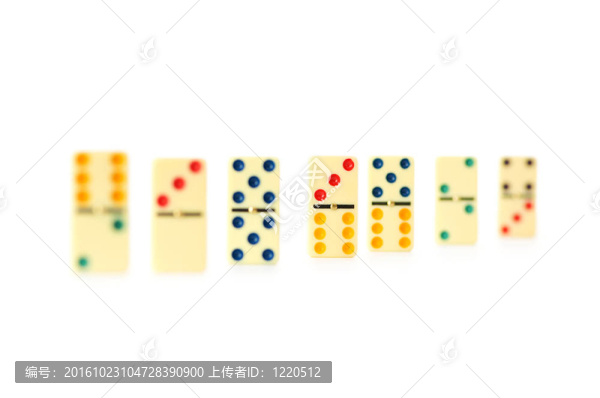 豐富多彩的多米諾孤立在白色
