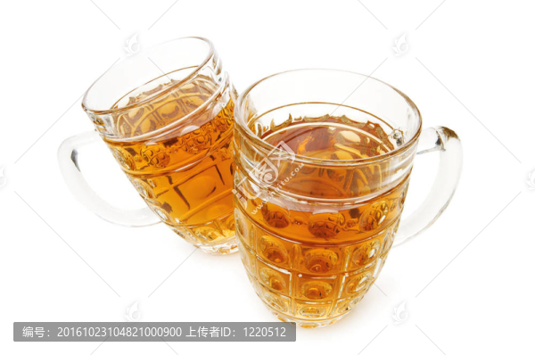 白色背景上的啤酒眼鏡