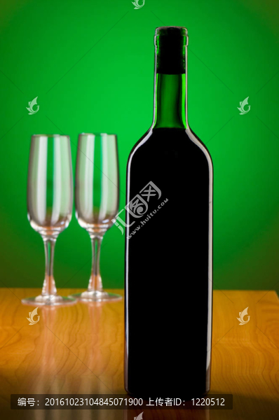 具有梯度背景的葡萄酒概念