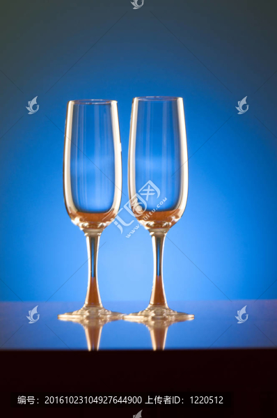 具有梯度背景的葡萄酒概念