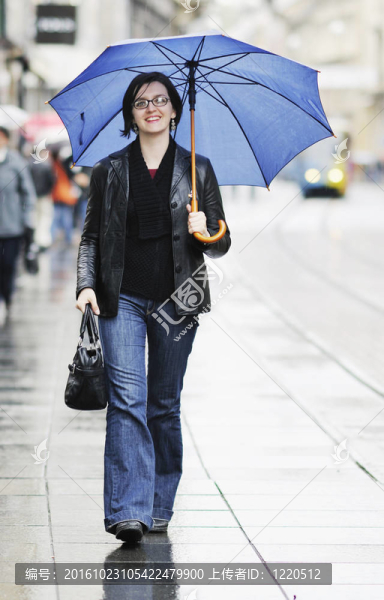 街上帶雨傘的女人
