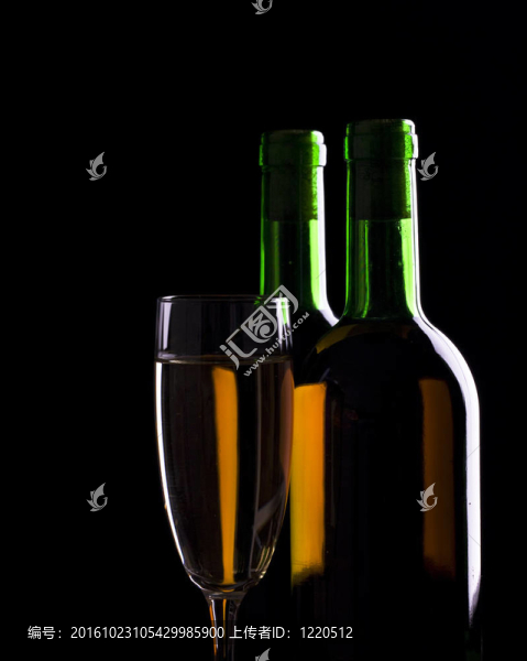 老的酒。靜物在黑色背景