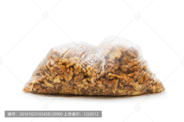 新鮮的核桃堅(jiān)果在白色上分離