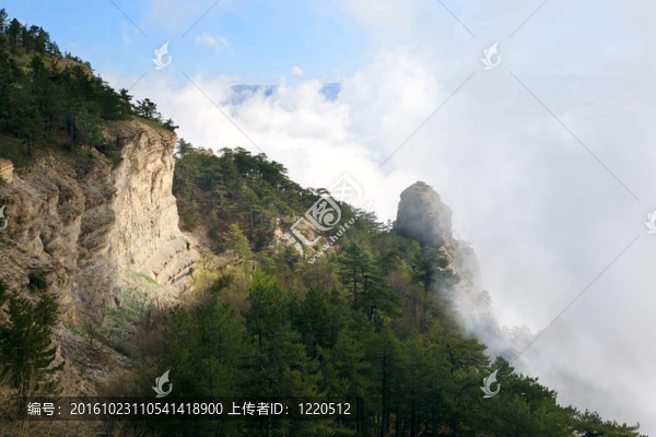 多云的山地景觀