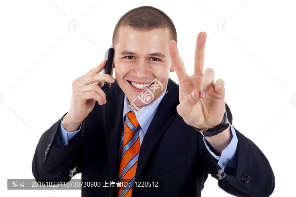 做出勝利的手勢(shì)