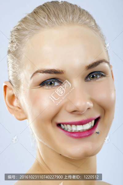 女人的微笑的臉