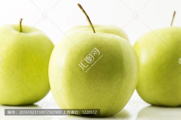 三個(gè)前一個(gè)綠色蘋(píng)果