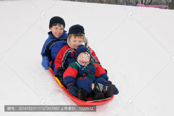 三個(gè)男孩一起滑雪下山