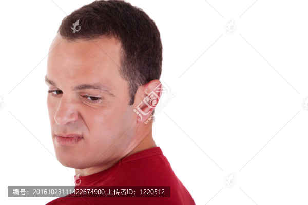 轉(zhuǎn)過身來；輕蔑地看；在白色背景上孤立。工作室拍攝。