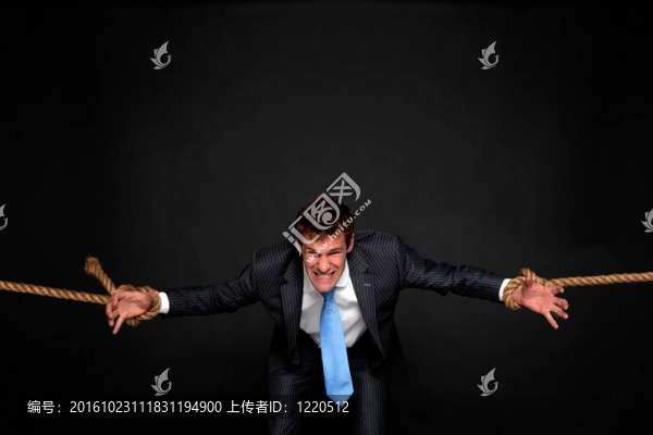 商人被繩子拉到兩邊。
