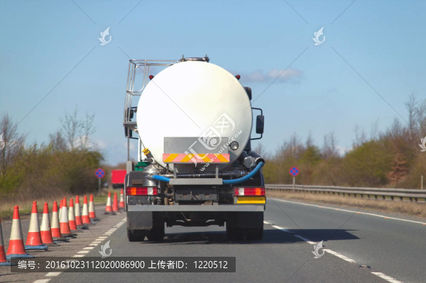 油罐車在雙車道