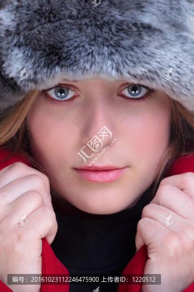 穿毛皮帽子和紅色外套的女人