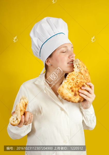 baker正在聞新鮮面包