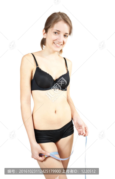 測(cè)量大腿的女孩