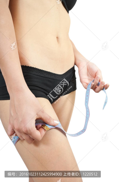 測(cè)量大腿的女孩