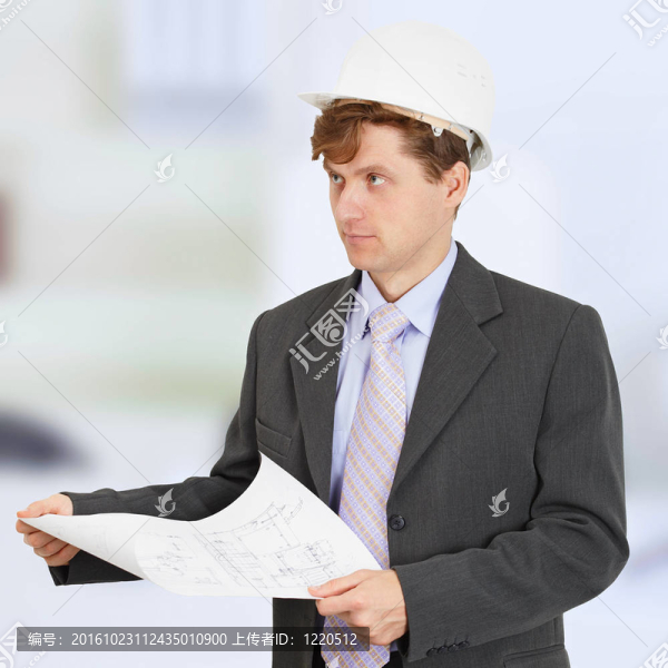 戴頭盔的男子