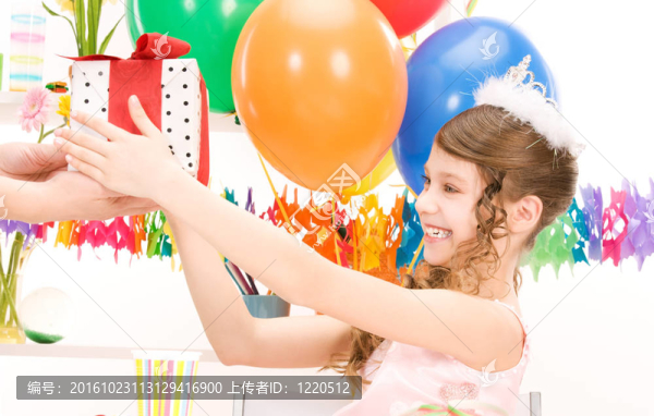 派對女孩帶氣球和禮品盒