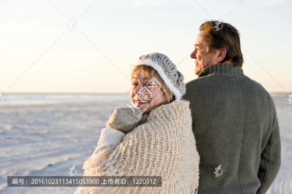 海灘上的毛衣情侶