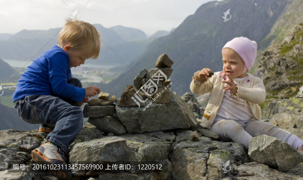 兒童（1歲和3歲）在山頂建凱恩。勞馬；莫爾德