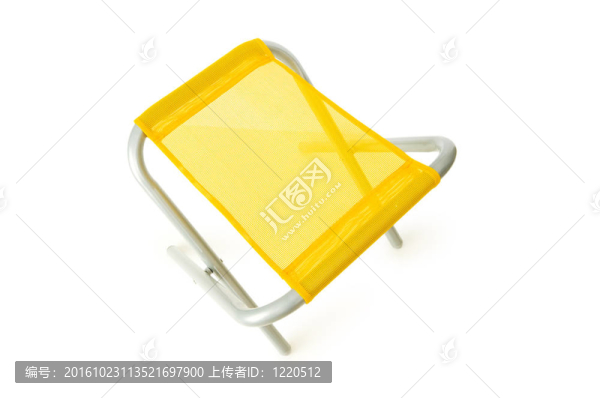 白色背景下的沙灘椅