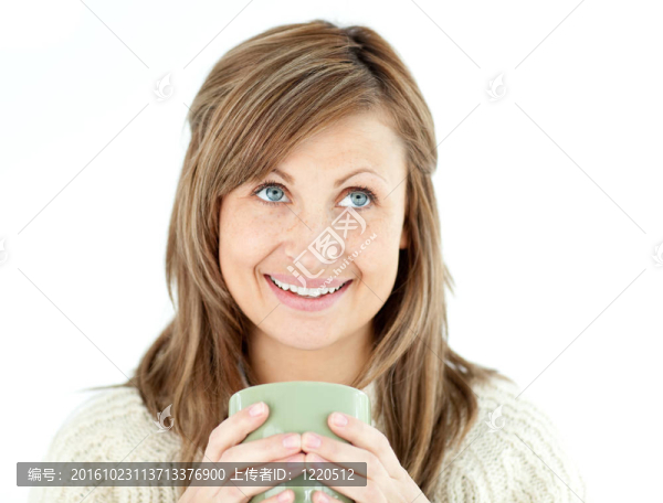 白人女子拿著一杯咖啡