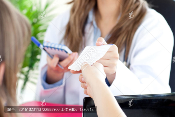 容光煥發(fā)的女醫(yī)生給病人一張紙