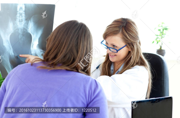 高興的女醫(yī)生指著X光
