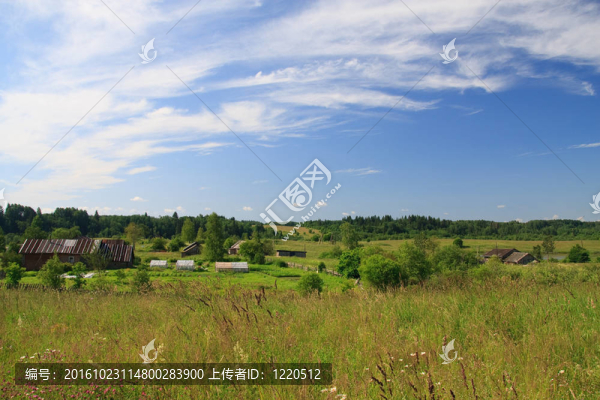村落；田野；草甸。