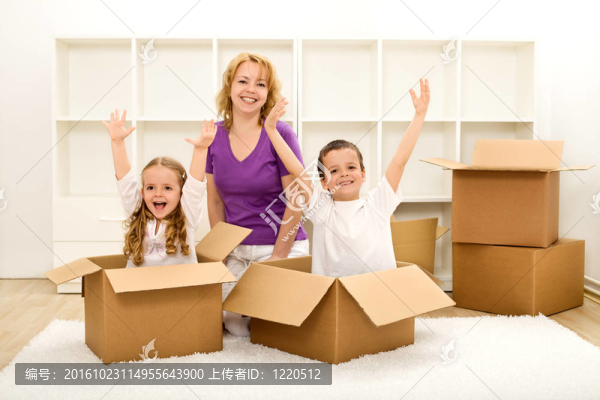 幸福的人在新家里搬家