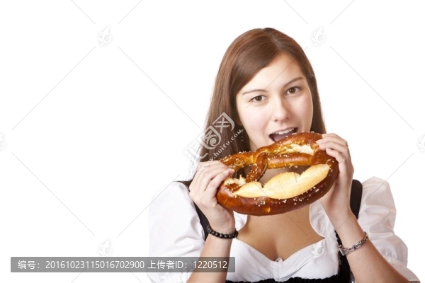 在啤酒節(jié)餅干咬的年輕女子