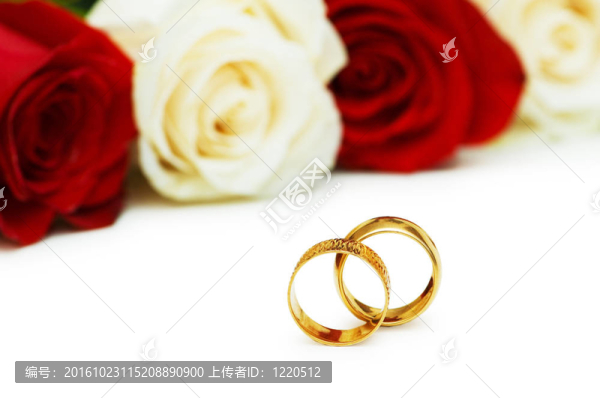 白色的玫瑰和結(jié)婚戒指